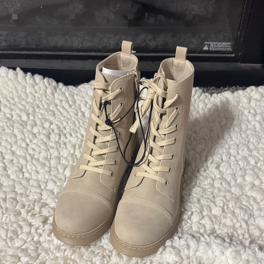 Arizona Jean Company Tan Lace-Up Boots